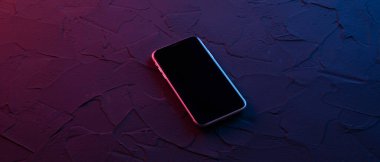 Koyu kırmızı neon renkte cep telefonu. Model yap. Bakış açısı. Cihazın yerleşimi. Arayüz tasarımının sunumu