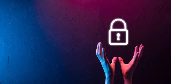 ロック南京錠のアイコンを保持男性の手 サイバーセキュリティネットワーク インターネット技術ネットワークタブレット上の個人情報を保護します データ保護プライバシーコンセプト Gdpr Banner — ストック写真