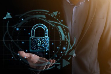 Siber güvenlik ağı. Asma kilit simgesi ve internet teknolojisi ağı. Kişisel bilgileri ve sanal arayüzü koruyan bir iş adamı. Veri koruma gizlilik kavramı. GDPR. AB. Dijital suç.