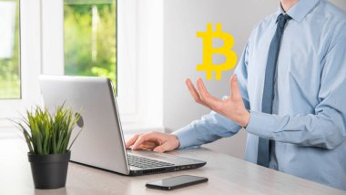 Mavi arka planda Bitcoin ikonu tutan bir erkek el. Bitcoin Şifreleme Dijital Bit Parası BTC Para Birimi Teknolojisi İnternet Konsepti