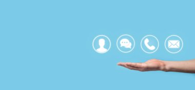 İş adamı el ele tutuşması, ikon telefona, postaya, telefona, telefona, mesaja, iletiye ve kişiye, kullanıcıya basmak. Müşteri hizmetleri çağrı merkezi bizimle konsept bağlantı kurar. Banner, kopyalama alanı. İletişim Yöntemleri