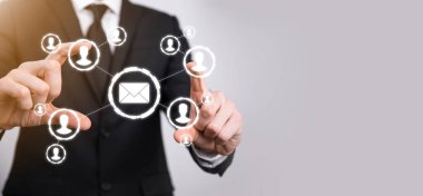 E- posta ve kullanıcı simgesi, imza, sembol pazarlama ya da bülten konsepti, diyagram. E- posta gönderme. Posta ve SMS pazarlama kavramı. İş dünyasında doğrudan satış şeması. E- posta için istemci listesi