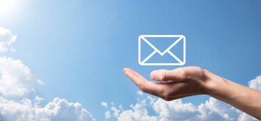 İş adamı elinde e-posta simgesi ile bizimle iletişim kurar ve kişisel bilgilerinizi spam postalarından korur. Müşteri hizmetleri çağrı merkezi bizimle iletişim kurar.