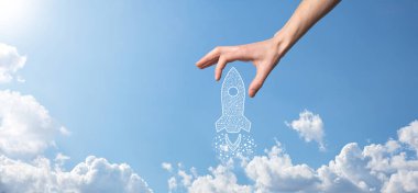 Girişim konsepti, Tablet ve simge roketi tutan İşadamı ekrandan koyu arkaplanda ağ bağlantısı ile fırlıyor ve yükseliyor