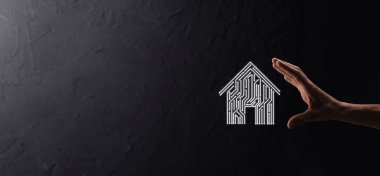 Ev idaresi ikonu. Mart evi kontrollü, akıllı ev ve ev otomasyon uygulaması konsepti. PCB tasarımı ve akıllı telefonu olan kişi. Yenilik teknolojisi internet ağı kavramı