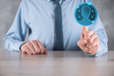 İşadamı, elinde kullanıcı adam, elinde kadın poligon tarzında bir simge tutuyor. İnternet simgeleri arayüzü önplanı. genel ağ medya kavramı