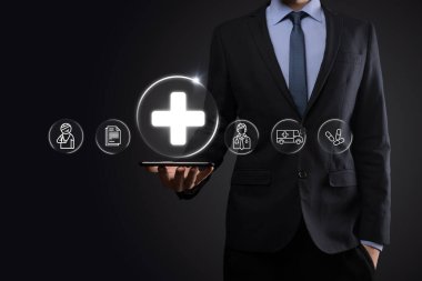 İş adamının elinde sanal ve tıbbi ağ bağlantısı simgeleri var. Covid-19 salgını insanları bilinçlendirir ve sağlık hizmetlerine dikkat çeker. Doktor, belge, ilaç, ambulans, hasta ikonu