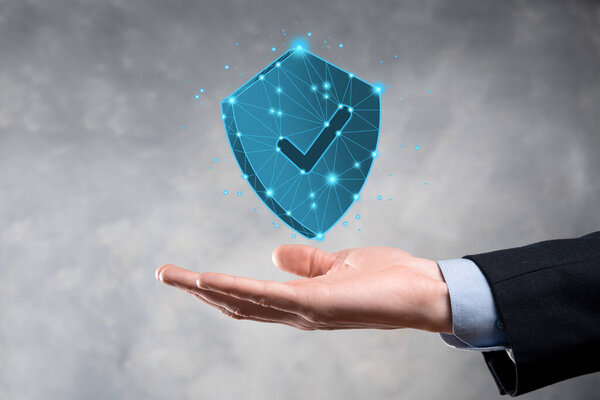 Бизнесмен держит низкий полигональный щит с галочкой icon.Secure системы доступа Concept.Business Финансовая гарантия для Investment.antivirus concept.Technology Security.Protection сети, безопасные данные