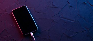 Koyu kırmızı neon renkte cep telefonu. Model yap. Bakış açısı. Cihazın yerleşimi. Arayüz tasarımının sunumu