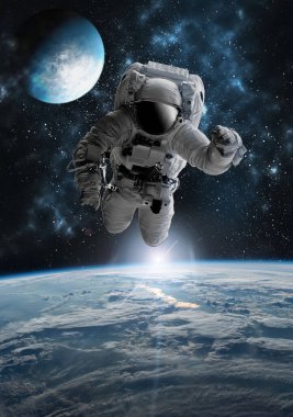 Dışarıdaki astronot, Dünya 'nın üzerinde açık alan. Yıldızlar, Dünya' nın üzerindeki bir uzayın oluşumunu sağlıyor. Gündoğumu, günbatımı. Bu görüntünün ISS elementleri NASA tarafından desteklenmektedir.