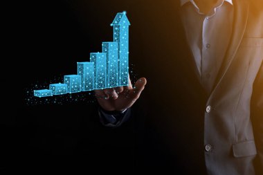 3D grafikler tutan bir işadamı düşük çokgen ve borsa istatistikleri kâr elde ediyor. Büyüme planı, iş stratejisi, ekonomik büyüme kavramı. İş stratejisi. Dijital pazarlama