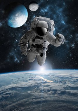 Dünya 'nın dış uzayındaki astronot. Yıldızlar arka planı sağlar. Dünya' nın üzerinde bir uzay oluşturur. Bu görüntünün ISS elementleri NASA tarafından desteklenmektedir.
