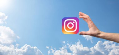 Onok, Ukrayna - 14 Temmuz 2021: İşadamı elinde, tıklama, INSTAGRAM simgesi tutuyor. Sosyal ağ. Küresel ağ ve veri müşteri bağlantısı. Uluslararası ağ