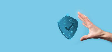 İşadamı poligon kalkanını kene ikonu ile düşük tutuyor.Güvenli Erişim Sistemi Konsepti. Yatırım için İş Mali Garanti. Antivirüs konsepti. Teknoloji güvenliği. Koruma ağı, güvenli veri.