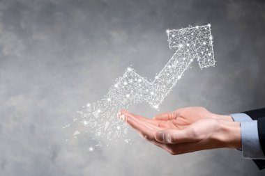 İş adamı grafiği, pozitif büyüme ikonu. Yaratıcı iş haritasına yükselen oklarla işaret ediyor. Finansal, ticari büyüme kavramı. Düşük çokgen..