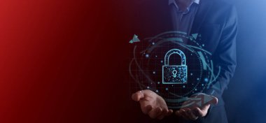 Siber güvenlik ağı. Asma kilit simgesi ve internet teknolojisi ağı. Kişisel bilgileri ve sanal arayüzü koruyan bir iş adamı. Veri koruma gizlilik kavramı. GDPR. AB. Dijital suç.