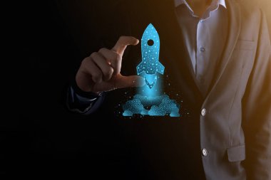 Girişim konsepti, elinde simge olan İşadamı roketi fırlatıyor ve ekrandan koyu arkaplanda ağ bağlantısı ile yükseliyor. Düşük poligon.Kâr, artış, gelişme.