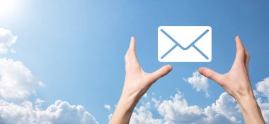 İş adamı elinde e-posta simgesi ile bizimle iletişim kurar ve kişisel bilgilerinizi spam postalarından korur. Müşteri hizmetleri çağrı merkezi bizimle iletişim kurar.