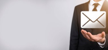 İş adamı elinde e-posta simgesi ile bizimle iletişim kurar ve kişisel bilgilerinizi spam postalarından korur. Müşteri hizmetleri çağrı merkezi bizimle iletişim kurar.