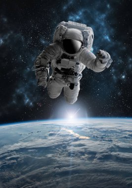 Dünya 'nın dış uzayındaki astronot. Yıldızlar arka planı sağlar. Dünya' nın üzerinde bir uzay oluşturur. Bu görüntünün ISS elementleri NASA tarafından desteklenmektedir.