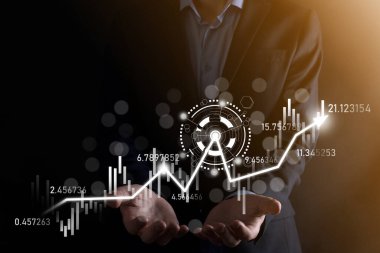Eldeki iş adamı bankacılık işletme finans grafiği ve borsa yatırım noktası, ekonomik büyüme ve yatırımcı konseptine yatırım yapıyor. Analiz sanal borsa grafiği, teknoloji kullanarak analiz edilir.