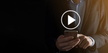 İş adamı projeleri başlatmak ya da başlatmak için oynat düğmesine basın ya da tıklayın. Video Oynat Sunumu. İş için fikir, teknoloji. Medya oynatıcı düğmesi. Simgeyi çal. Git.