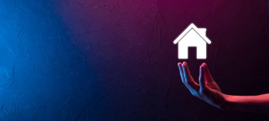 Emlak konsepti, iş adamı ev ikonu tutuyor. Ev elden gidiyor. Emlak sigortası ve güvenlik kavramı. İnsanın jestini ve evin sembolünü koruyorum..