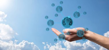 İşadamı, elinde kullanıcı adam, elinde kadın poligon tarzında bir simge tutuyor. İnternet simgeleri arayüzü önplanı. genel ağ medya kavramı