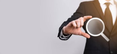 Erkek el büyüteç tutuyor, mavi arkaplanda arama simgesi var. Konsept arama motoru optimizasyonu, müşteri desteği. İnternet Veri Bilgilerine göz atılıyor. Ağ Konsepti