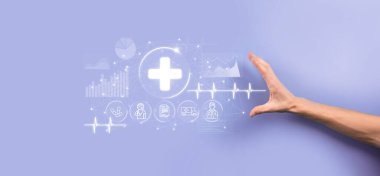 İş adamının elinde sanal ve tıbbi ağ bağlantısı simgeleri var. Covid-19 salgını insanları bilinçlendirir ve sağlık hizmetlerine dikkat çeker. Doktor, belge, ilaç, ambulans, hasta ikonu