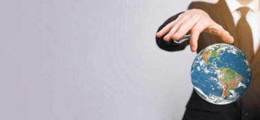 3D Dünya gezegeni küresi erkek, kadın eli, elleri mavi arka planda. Çevre koruma kavramı. Bu görüntünün elementleri NASA tarafından desteklenmektedir.