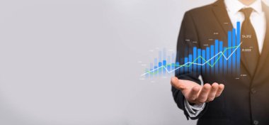 Grafik büyümesi ve işletmelerinde grafik pozitif göstergelerin artması işadamı. Yatırım konsepti. Satış verileri ve ekonomik, strateji ve planlama, Dijital pazarlama ve borsa analizi..