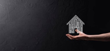 Ev idaresi ikonu. Mart evi kontrollü, akıllı ev ve ev otomasyon uygulaması konsepti. PCB tasarımı ve akıllı telefonu olan kişi. Yenilik teknolojisi internet ağı kavramı