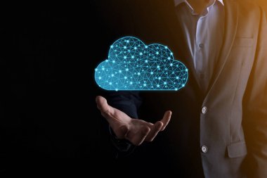 İş adamı bulut simgesini tutar. Bulut hesaplama konsepti - akıllı telefonu buluta bağlar. Akıllı telefon ile ağ bilgi teknolojisi uzmanı. Büyük veri kavramı. Düşük poligonal, çokgen.