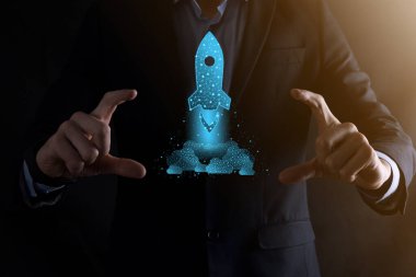 Girişim konsepti, elinde simge olan İşadamı roketi fırlatıyor ve ekrandan koyu arkaplanda ağ bağlantısı ile yükseliyor. Düşük poligon.Kâr, artış, gelişme.