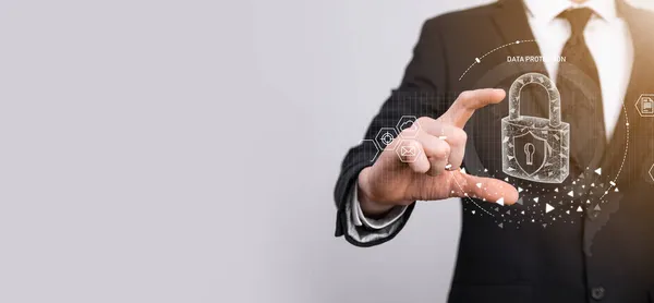 Siber güvenlik ağı. Asma kilit simgesi ve internet teknolojisi ağı. Tablet ve sanal arayüzde veri kişisel bilgilerini koruyan bir iş adamı. Veri koruma gizlilik kavramı. GDPR. AB