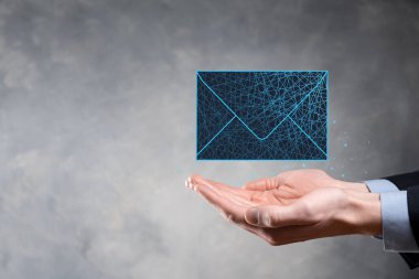 İş adamı elinde mektup simgesi, e-posta simgeleri. Haber bülteni e- postası ile bizimle irtibata geçin ve kişisel bilgilerinizi spam postasından koruyun. Müşteri hizmetleri çağrı merkezi bizimle irtibata geçin.