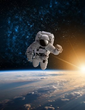 Dünya 'nın dış uzayındaki astronot. Yıldızlar arka planı sağlar. Dünya' nın üzerinde bir uzay oluşturur. Bu görüntünün ISS elementleri NASA tarafından desteklenmektedir.