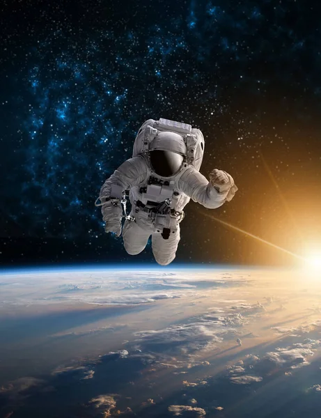 Dünya 'nın dış uzayındaki astronot. Yıldızlar arka planı sağlar. Dünya' nın üzerinde bir uzay oluşturur. Bu görüntünün ISS elementleri NASA tarafından desteklenmektedir.