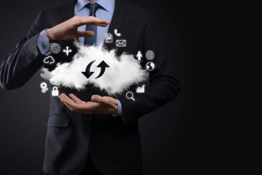 Bulut teknolojisi. Bulut depolama işareti. Karanlıkta yukarı aşağı iki ok. Bulut hesaplama, büyük veri merkezi, gelecekteki altyapı, dijital ai konsepti. Sanal sunucu simgesi.