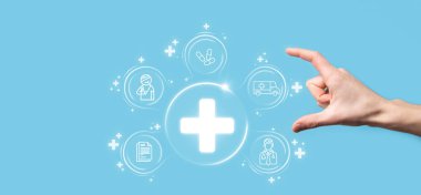 İş adamının elinde sanal ve tıbbi ağ bağlantısı simgeleri var. Covid-19 salgını insanları bilinçlendirir ve sağlık hizmetlerine dikkat çeker. Doktor, belge, ilaç, ambulans, hasta ikonu