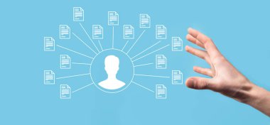 Belge Yönetim Sistemi DMS. İş adamı kullanıcı ve belge simgesini elinde tutar. Şirket dosyaları ve bilgilerini arşivlemek, aramak ve yönetmek için yazılımdır. İnternet Teknoloji Konsepti. Dijital Güvenlik