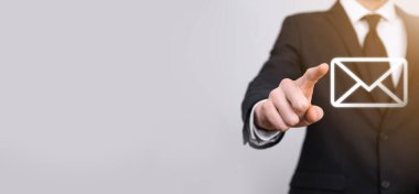 Erkek el ele tutuşan mektup simgesi, e- posta simgeleri. Haber bülteni e- postası ile bizimle iletişime geçin ve kişisel bilgilerinizi spam postasından koruyun. Müşteri hizmetleri çağrı merkezi bizimle bağlantı kurar. E- posta pazarlama ve haber bülteni.