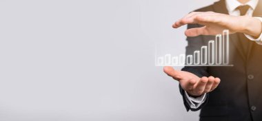 Grafik büyümesi ve işletmelerinde grafik pozitif göstergelerin artması işadamı. Yatırım konsepti. Satış verileri ve ekonomik, strateji ve planlama, Dijital pazarlama ve borsa analizi..