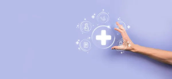 İş adamının elinde sanal ve tıbbi ağ bağlantısı simgeleri var. Covid-19 salgını insanları bilinçlendirir ve sağlık hizmetlerine dikkat çeker. Doktor, belge, ilaç, ambulans, hasta ikonu