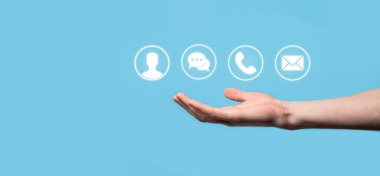 İş adamı el ele tutuşması, ikon telefona, postaya, telefona, telefona, mesaja, iletiye ve kişiye, kullanıcıya basmak. Müşteri hizmetleri çağrı merkezi bizimle konsept bağlantı kurar. Banner, kopyalama alanı. İletişim Yöntemleri