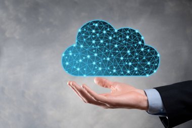 İş adamı bulut simgesini tutar. Bulut hesaplama konsepti - akıllı telefonu buluta bağlar. Akıllı telefon ile ağ bilgi teknolojisi uzmanı. Büyük veri kavramı. Düşük poligonal, çokgen.