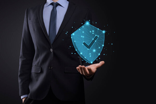 Бизнесмен держит низкий полигональный щит с галочкой icon.Secure системы доступа Concept.Business Финансовая гарантия для Investment.antivirus concept.Technology Security.Protection сети, безопасные данные