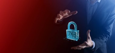 Siber güvenlik ağı. Asma kilit simgesi ve internet teknolojisi ağı. Tablet ve sanal arayüzde veri kişisel bilgilerini koruyan bir iş adamı. Veri koruma gizlilik kavramı. GDPR. AB.