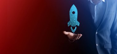 Girişim konsepti, elinde simge olan İşadamı roketi fırlatıyor ve ekrandan koyu arkaplanda ağ bağlantısı ile yükseliyor. Düşük poligon.Kâr, artış, gelişme.